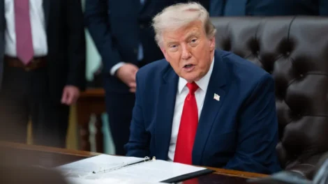 Trump promete responder "com muita força" aos novos ataques do Irã