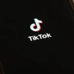 UE aponta possível violação de legislação digital pelo TikTok na proteção de menores