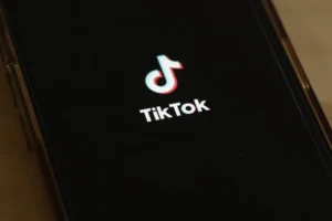 UE aponta possível violação de legislação digital pelo TikTok na proteção de menores