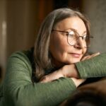 mulher com os olhos para o além