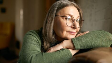 mulher com os olhos para o além
