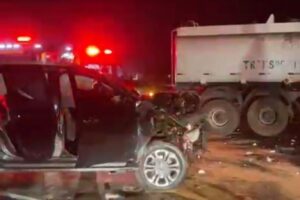 Uma pessoa morre e duas ficam feridas em grave acidente entre caminhonete e carreta no Contorno Sul de Marialva