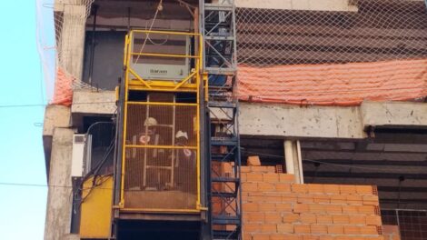 Uso de capacete salva trabalhador de ferimentos graves após queda em obra em Maringá