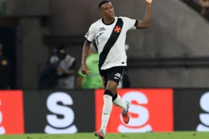 Vasco anuncia a renovação do empréstimo do zagueiro Robert Renan