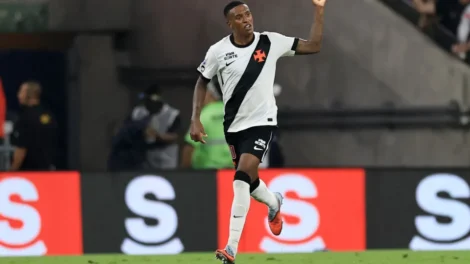 Vasco anuncia a renovação do empréstimo do zagueiro Robert Renan