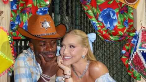 Vini Jr. e Virginia fazem festa julina com direito a barraca do beijo