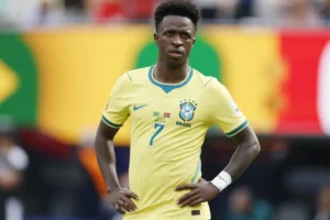Vini Jr explica por que não bateu pênalti decisivo: 'Ancelotti que escolhe'