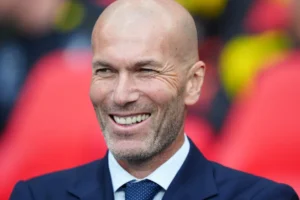 Zidane assume seleção da França e assina contrato até 2030