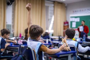 60% dos pais são favoráveis a implantação do modelo cívico-militar em escolas municipais de Maringá, mostra consulta pública