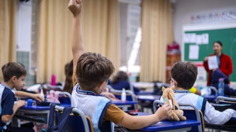 60% dos pais são favoráveis a implantação do modelo cívico-militar em escolas municipais de Maringá, mostra consulta pública