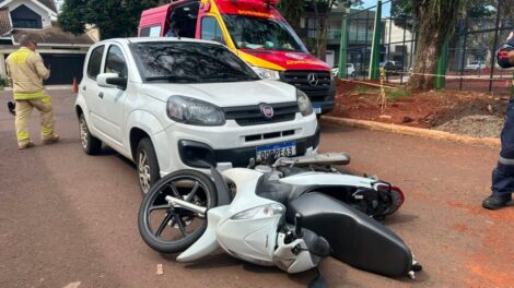 Acidente deixa motociclista ferido na Praça Santo Antônio em Maringá