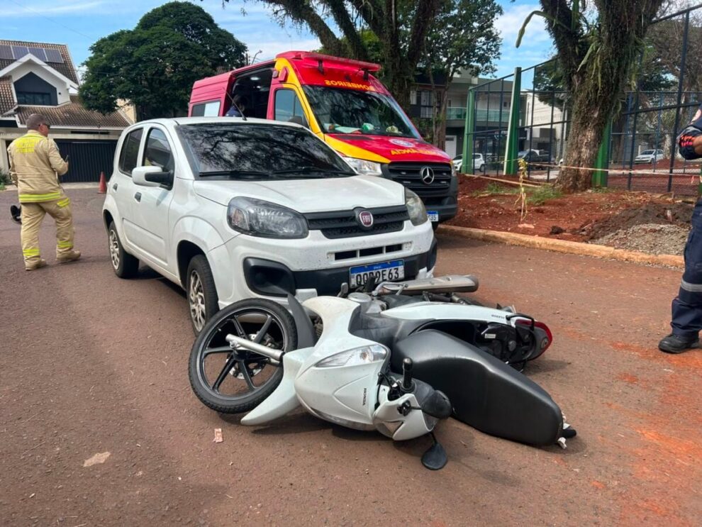 Acidente deixa motociclista ferido na Praça Santo Antônio em Maringá