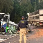 Acidente entre ônibus e carreta deixa 21 mortos e 4 feridos no Paraná
