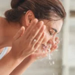 Água fria, morna ou quente? Veja qual é a melhor para lavar o rosto
