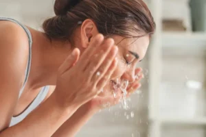 Água fria, morna ou quente? Veja qual é a melhor para lavar o rosto