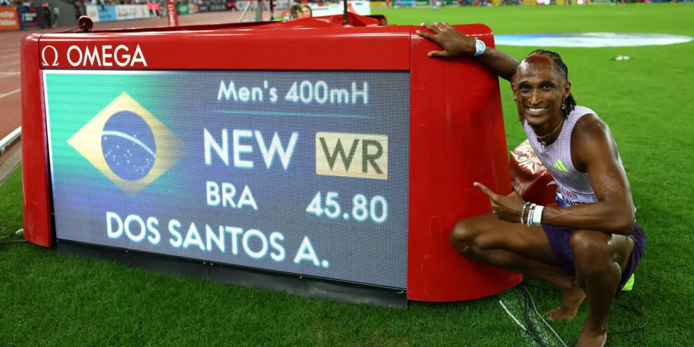 Alison dos Santos quebra recorde mundial dos 400m com barreiras