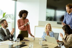 Ambiente de trabalho muda e exige equilíbrio entre tecnologia, cultura e saúde mental