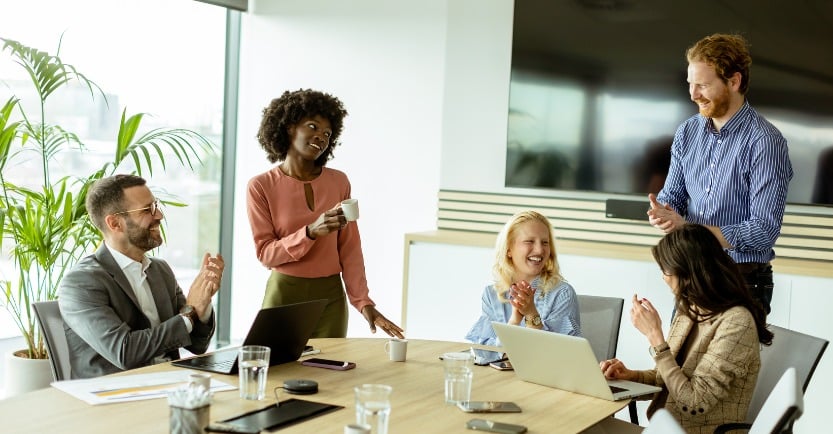 Ambiente de trabalho muda e exige equilíbrio entre tecnologia, cultura e saúde mental