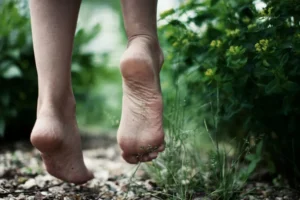 Andar descalço no inverno faz mal? Entenda o que aumenta o risco de gripe