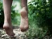 Andar descalço no inverno faz mal? Entenda o que aumenta o risco de gripe