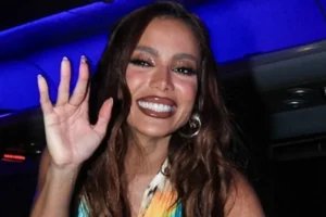 Anitta repensa sucesso e revela conflito entre fama e vida pessoal