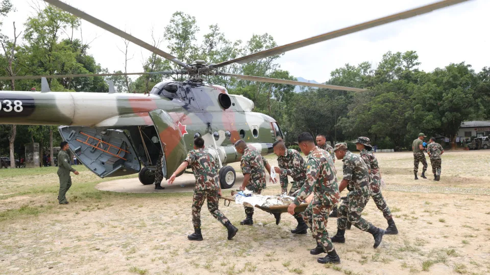 Após enxurradas, Nepal e China ainda buscam mais de 1.300 desaparecidos