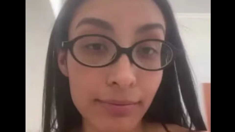 Após filha relatar abuso, influenciadora esfaqueia padrinho da menina