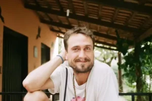 Após mudar de nome, ex-ator da Globo vai morar em ônibus em Goiás