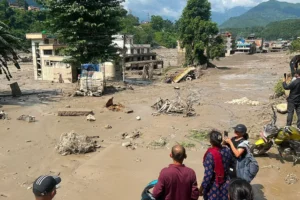 Avalanche de lama causa pânico no Tibete e Nepal; centenas somem
