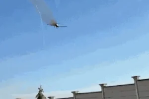 Avião de pequeno porte pega fogo e cai em MG; piloto foi socorrido com vida