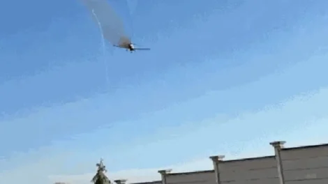 Avião de pequeno porte pega fogo e cai em MG; piloto foi socorrido com vida