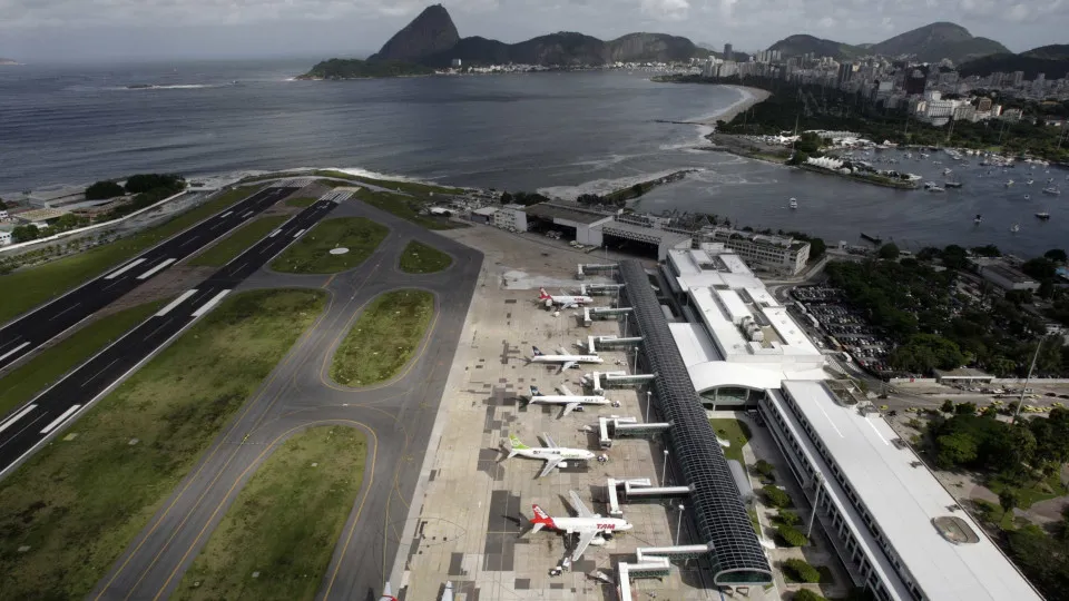 Avião derrapa no Santos Dumont e voos são cancelados