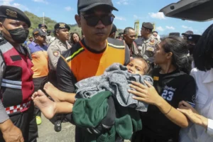 Barco pega fogo com mais de 170 pessoas a bordo na Indonésia; veja