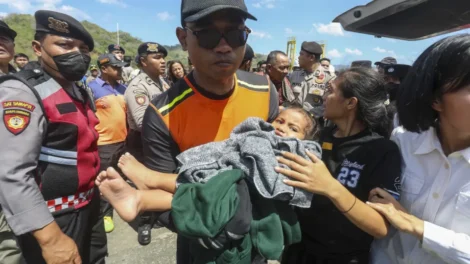 Barco pega fogo com mais de 170 pessoas a bordo na Indonésia; veja
