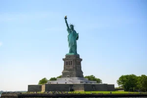 Bebê de 5 meses e mulher morrem após barco virar em Nova York
