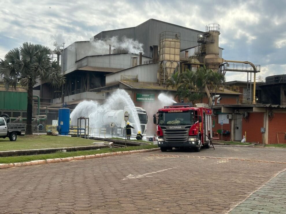 Bombeiros e Cocamar realizam simulação de acidente de grande porte em Maringá