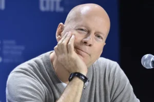 Bruce Willis reaparece em passeio raro pelas ruas de Los Angeles