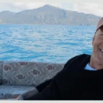 Bruce Willis reaparece em raro registro no casamento da filha Tallulah