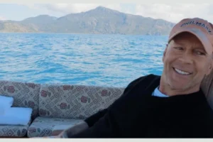 Bruce Willis reaparece em raro registro no casamento da filha Tallulah
