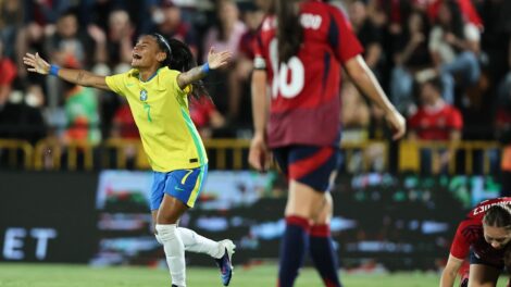 Câmara aprova lei com medidas para promover futebol feminino no país