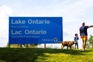 Canadá inaugura cartaz gigante no Lago Ontário; Trump rebate