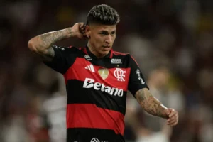 Carrascal lidera goleada e Flamengo cola no Palmeiras no Brasileirão