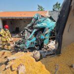 Colisão entre van e carreta causa destruição na PR-317 e veículo invade empresa