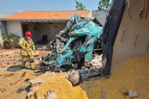 Colisão entre van e carreta causa destruição na PR-317 e veículo invade empresa