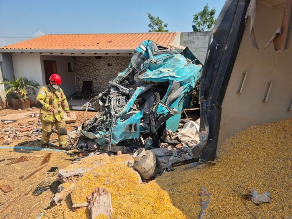 Colisão entre van e carreta causa destruição na PR-317 e veículo invade empresa