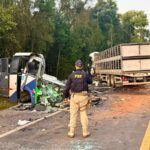 Colisão frontal entre ônibus da saúde e caminhão deixa 23 mortos na BR-373, no Paraná