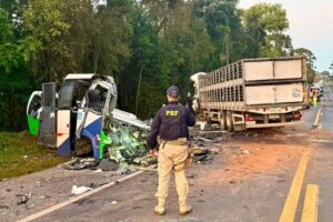 Colisão frontal entre ônibus da saúde e caminhão deixa 23 mortos na BR-373, no Paraná