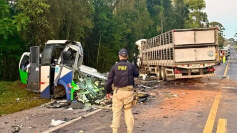 Colisão frontal entre ônibus da saúde e caminhão deixa 23 mortos na BR-373, no Paraná