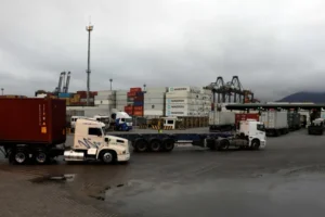 Com aperto da fiscalização em Santos, tráfico liderado por PCC e CV migra para portos regionais