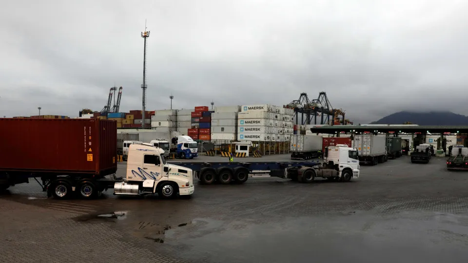 Com aperto da fiscalização em Santos, tráfico liderado por PCC e CV migra para portos regionais